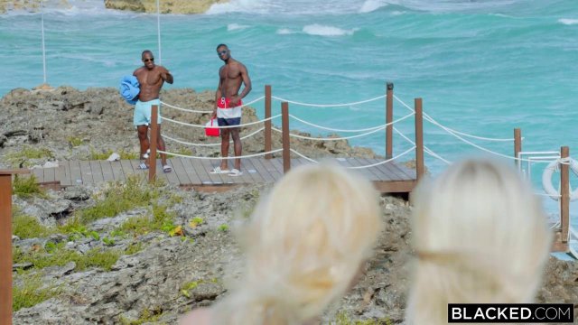 Девушки замутили с неграми отличный групповой секс