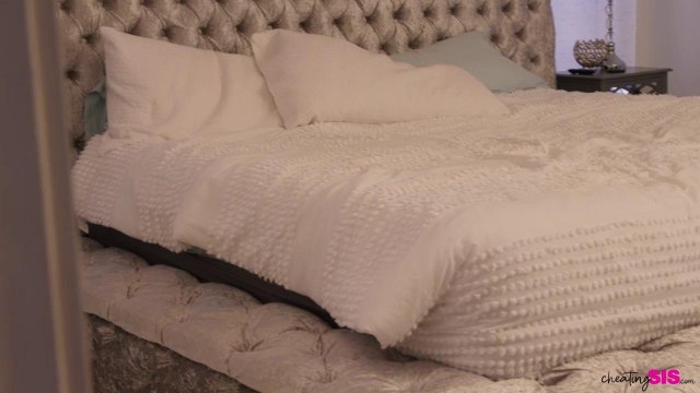 Сводная сестра мокрой киской села на лицо брату