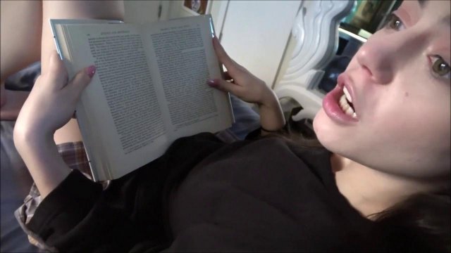 Брюнетка лижет яйца и сосет с аппетитом перед трахом