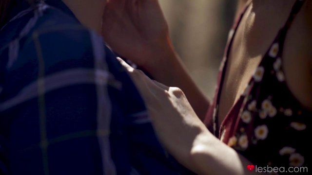 Лесби красиво лижут письки после прогулки