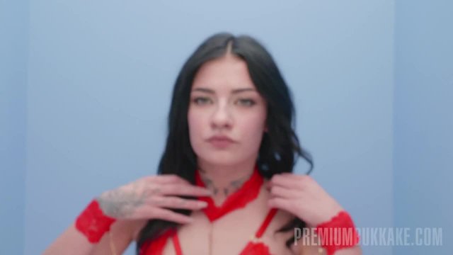 Тут что-то торчит из дырки в стене